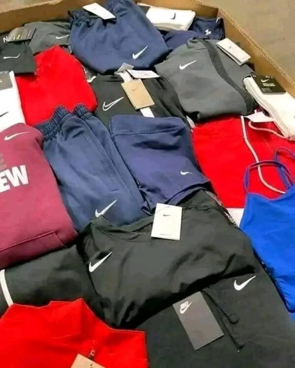 Nike clothes available 300 pieces in a Pallet